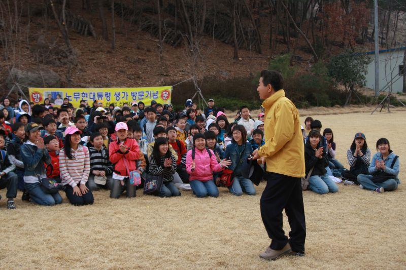 [봉하마을을 방문한 진영 대창초등학교 어린이들 앞에 선 등산복 차림의 노무현 전 대통령]