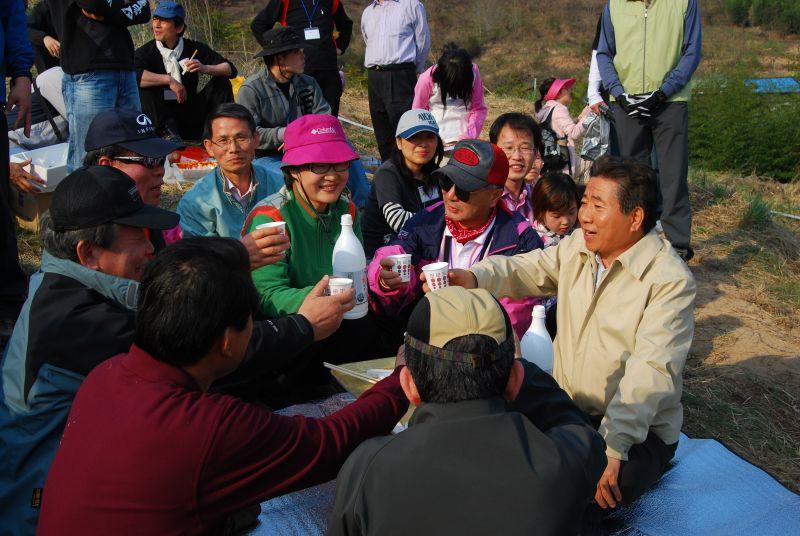 봉하마을 가꾸기 자원봉사자들과 건배