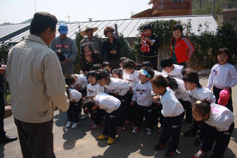 [봉하마을을 방문한 유치원생들의 인사를 받는 노무현 전 대통령]