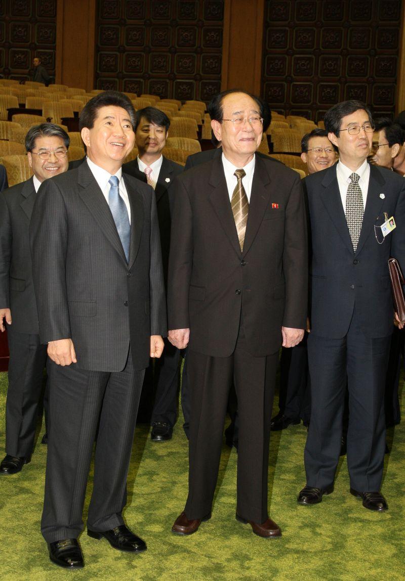 [만수대의사당 본회의장을 둘러보는 노무현 대통령과 김영남 최고인민회의 상임위원장]