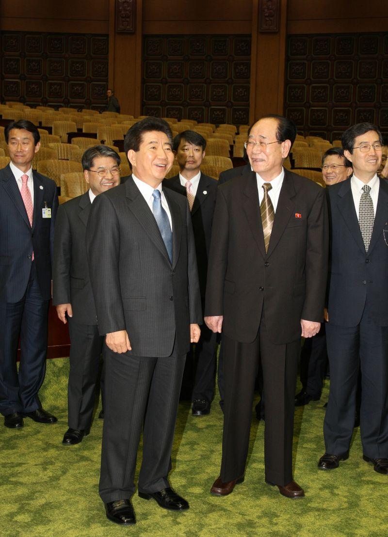 [만수대의사당 내부를 둘러보는 노무현 대통령과 김영남 최고인민회의 상임위원장]