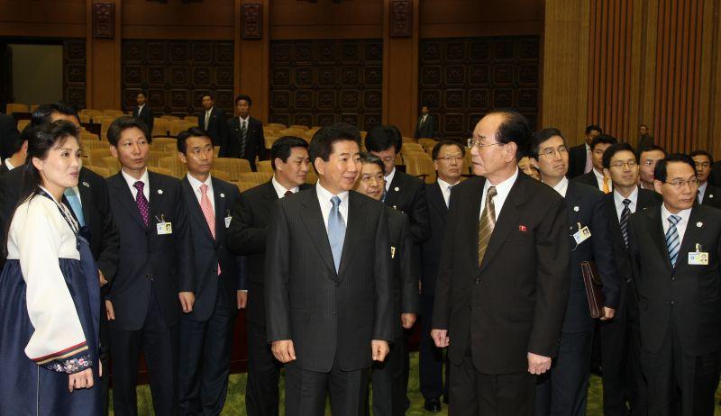 [만수대의사당 내부를 둘러보는 노무현 대통령과 김영남 최고인민회의 상임위원장]
