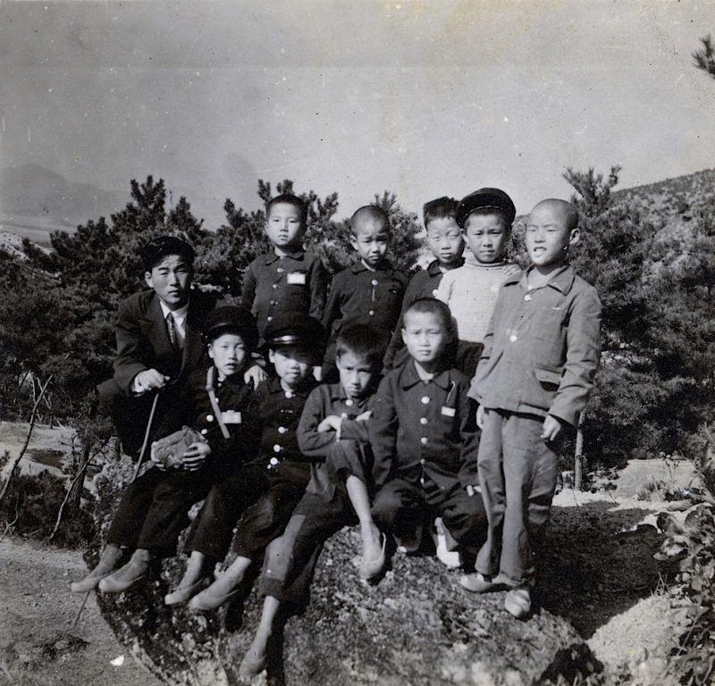 진영 대창초 4학년 봄소풍(뒷줄 왼쪽 첫 번째)