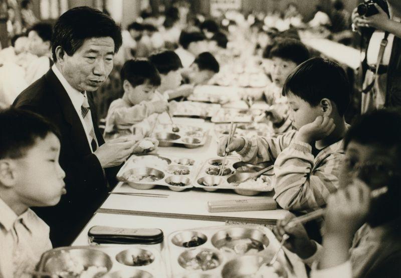 [부산 온천초등학교 학생들과 점심식사를 하는 노무현 부산시장 후보]
