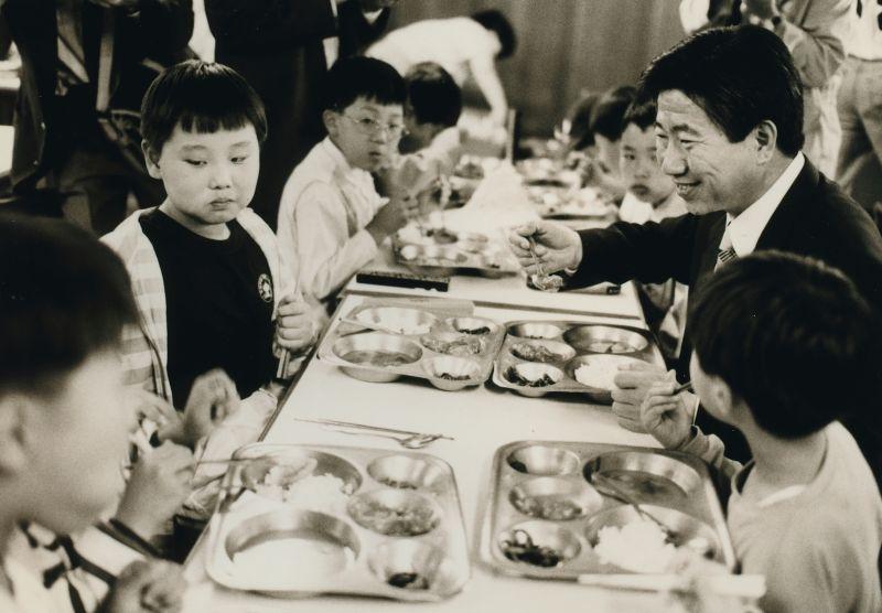 [부산 온천초등학교 학생들과 점심식사를 하는 노무현 부산시장 후보]