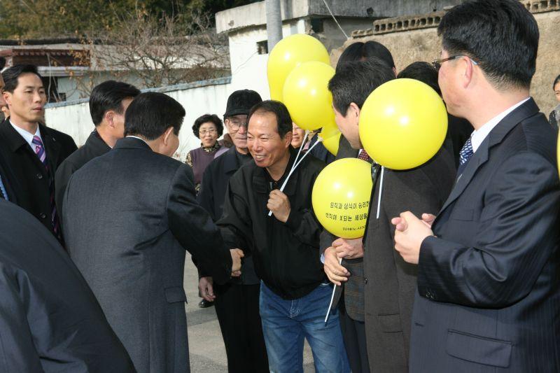 [성묘 후 봉하마을에서 만난 김해 노사모 회원들과 반갑게 악수하는 노무현 대통령]