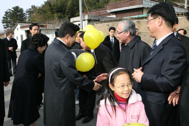 [성묘 후 봉하마을에서 만난 김해 노사모 회원들과 반갑게 악수하는 노무현 대통령]