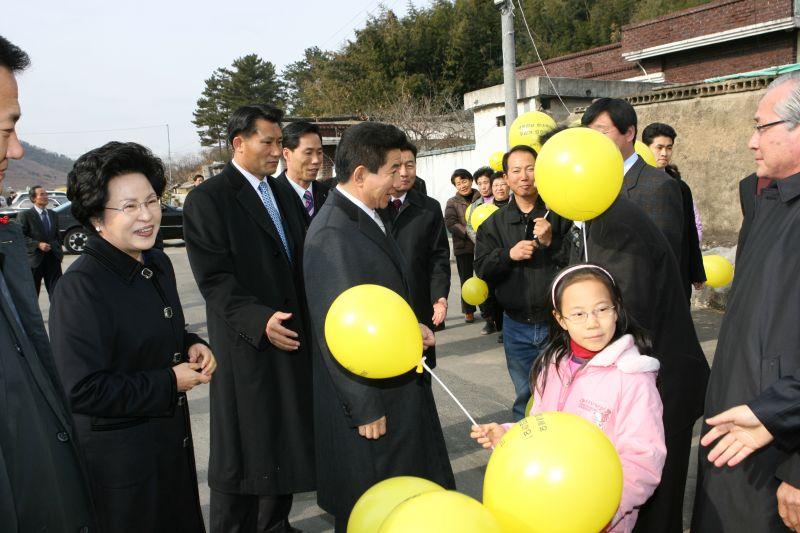 [성묘 후 봉하마을에서 만난 김해 노사모 회원들과 반갑게 대화하는 노무현 대통령]
