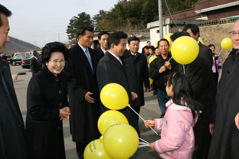 [성묘 후 봉하마을에서 만난 김해 노사모 회원들과 반갑게 대화하는 노무현 대통령]