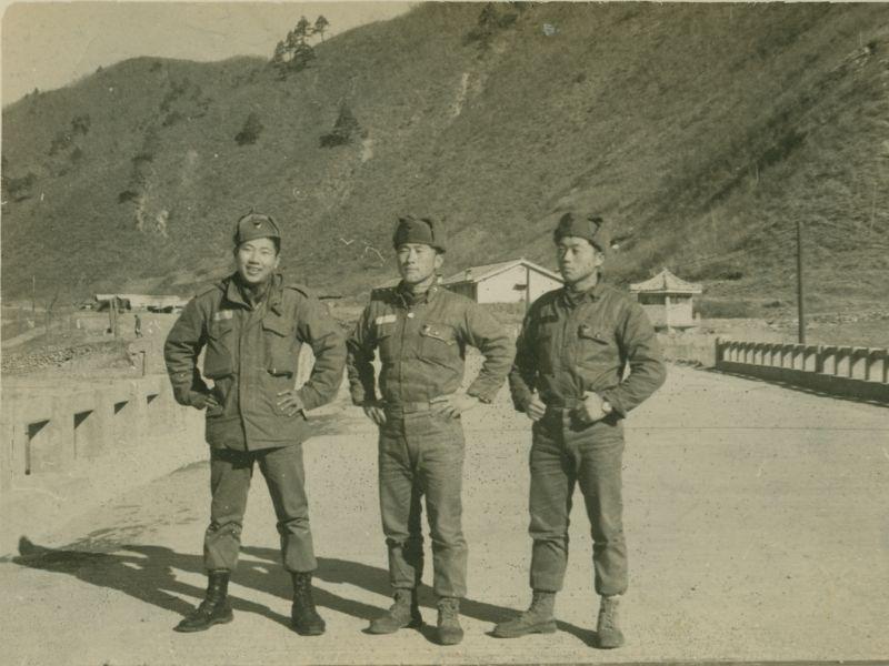군 복무 중 동기들과 함께(왼쪽)
