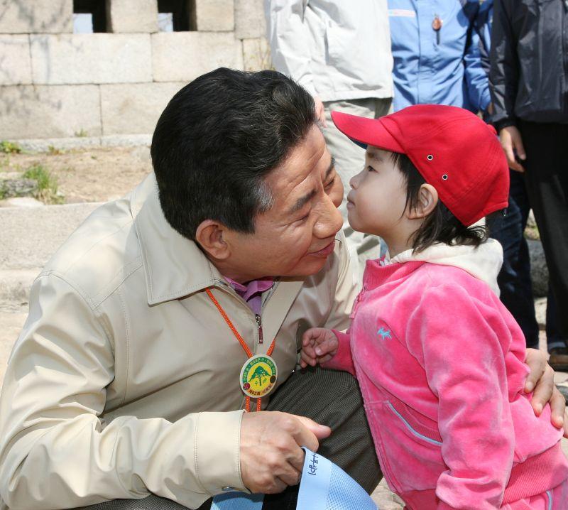 북악산전면개방 행사에서 어린이에게 뽀뽀받는 노무현 대통령