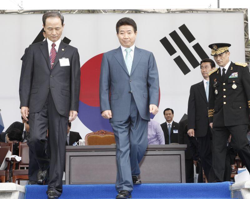 [제59주년 국군의 날 기념식 후 연단에서 내려오는 노무현 대통령과 김장수 국방부 장관]