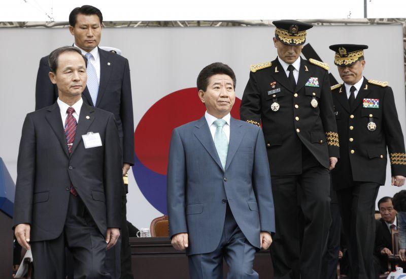 [제59주년 국군의 날 기념식 후 연단에서 내려오는 노무현 대통령과 김장수 국방부 장관]