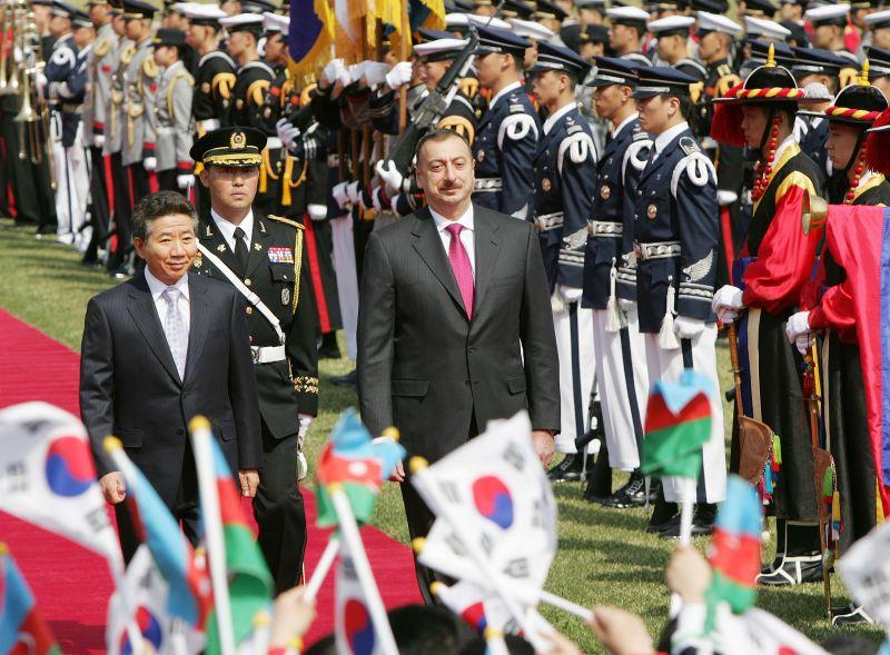 [공식환영식에서 의장대를 사열하는 알리예프 아제르바이잔 대통령과 노무현 대통령]