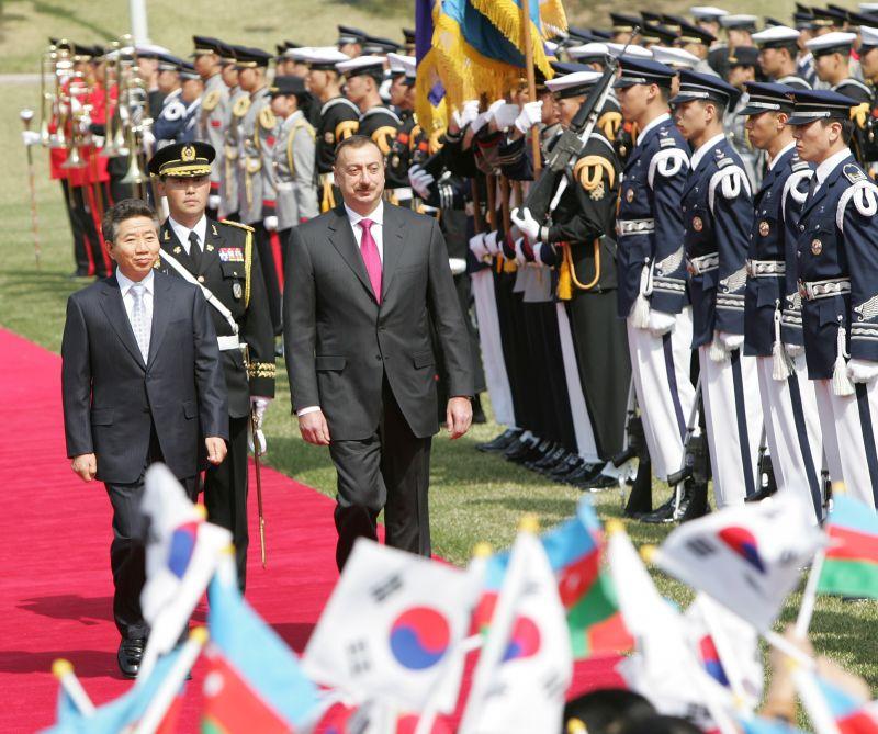 [공식환영식에서 의장대를 사열하는 알리예프 아제르바이잔 대통령과 노무현 대통령]