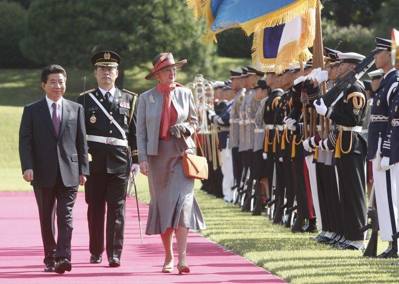 [공식환영식에서 의장대를 사열하는 마그레테 2세 덴마크 여왕과 노무현 대통령]