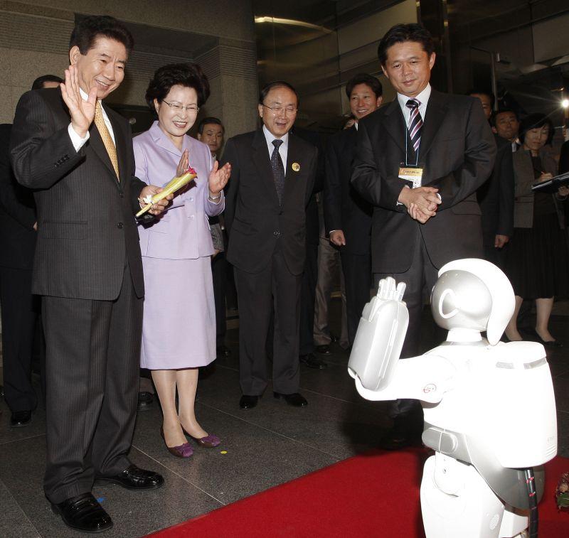 [미래성장동력 2007 전시회 개막식에서 전시장 입구에 설치된 로봇과 인사하는 노무현 대통령 내외]