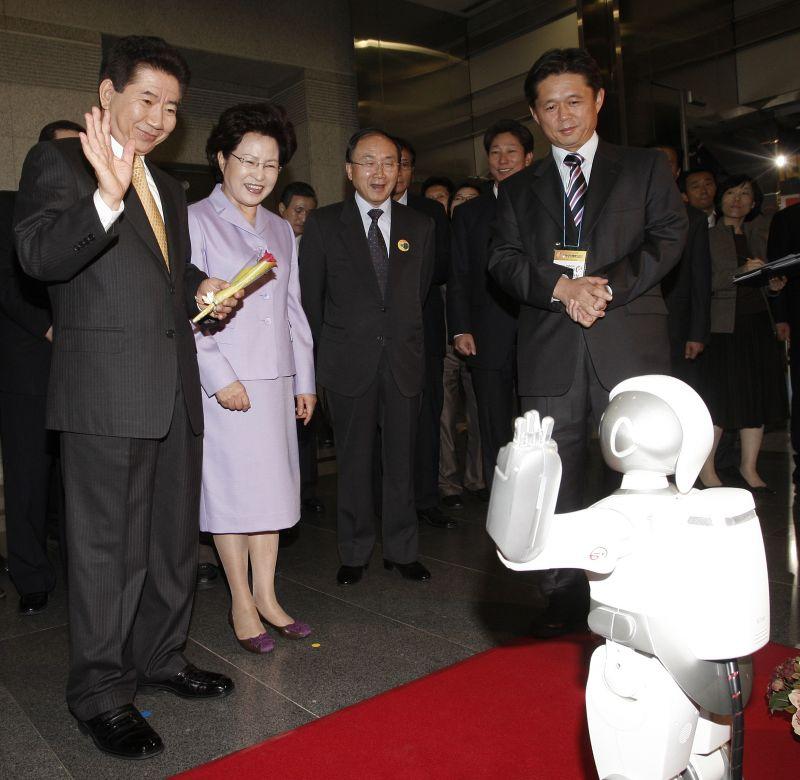 [미래성장동력 2007 전시회 개막식에서 전시장 입구에 설치된 로봇과 인사하는 노무현 대통령 내외]