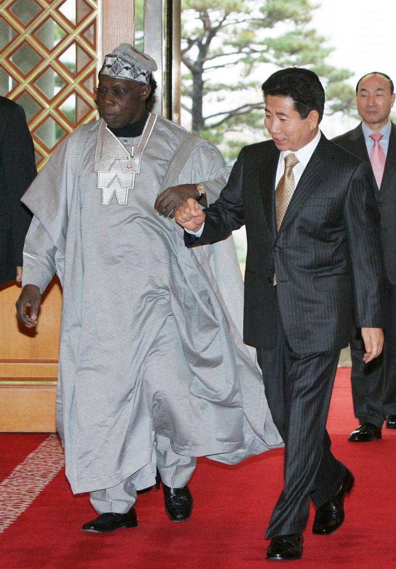 [청와대를 방문한 올루세군 오바산조 나이지리아 대통령을 안내하는 노무현 대통령]