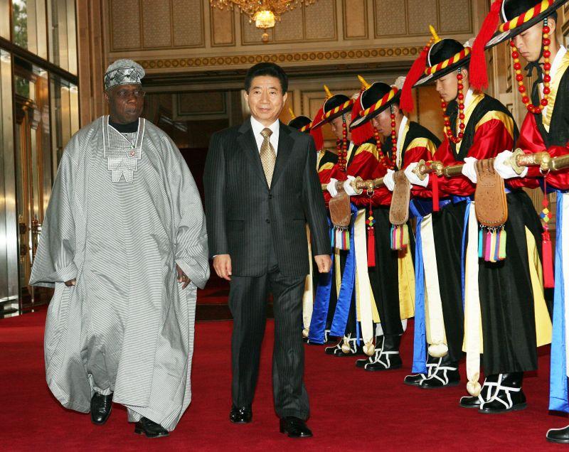 [공식환영식에서 올루세군 오바산조 나이지리아 대통령과 의장대를 사열하는 노무현 대통령]