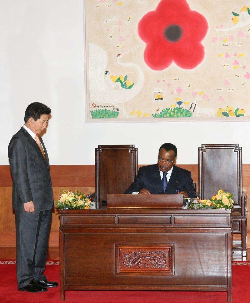 [방명록에 서명하는 드니 사수 은게소 콩고공화국 대통령과 임석한 노무현 대통령]