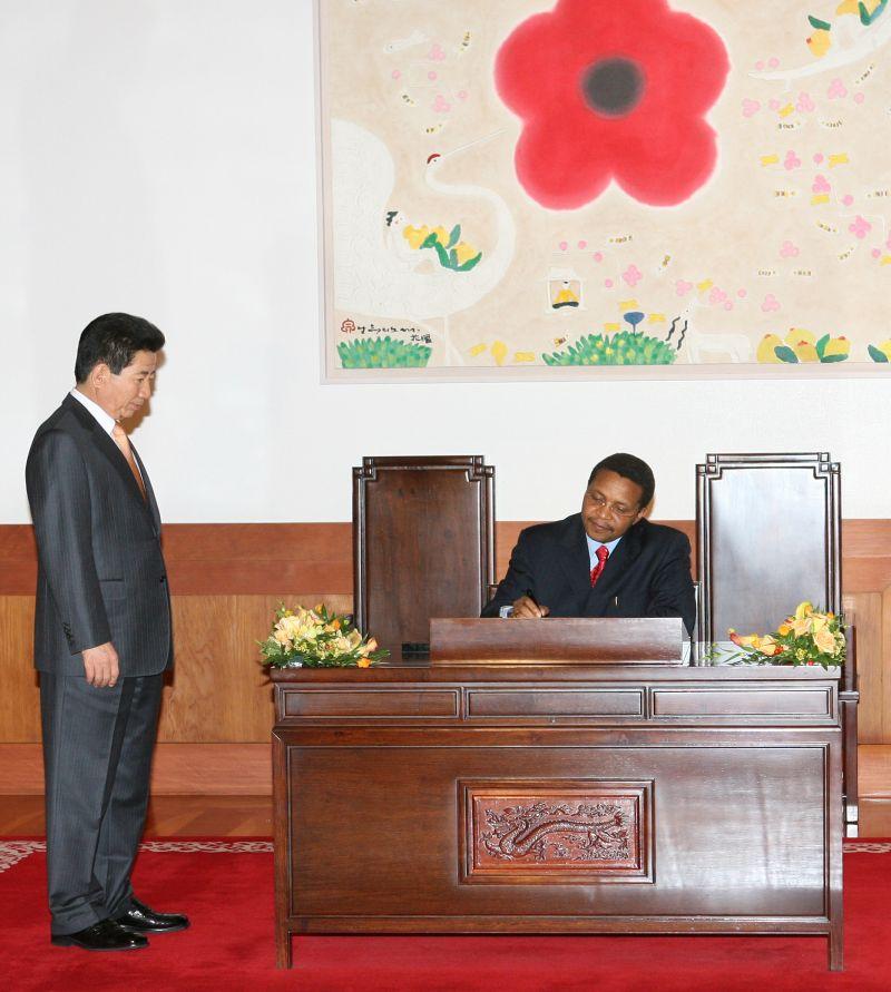 [방명록에 서명하는 키크웨테 탄자니아 대통령과 임석한 노무현 대통령]