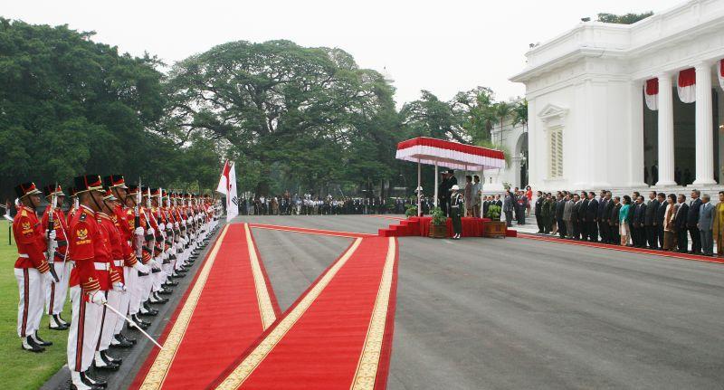 [노무현 대통령의 공식환영식이 진행되는 대통령궁에 도열한 인도네시아 의장대]