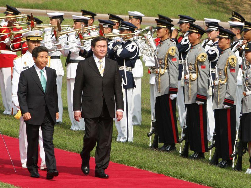 [공식환영식에서 의장대를 사열하는 남바린 엥흐바야르 몽골 대통령과 노무현 대통령]