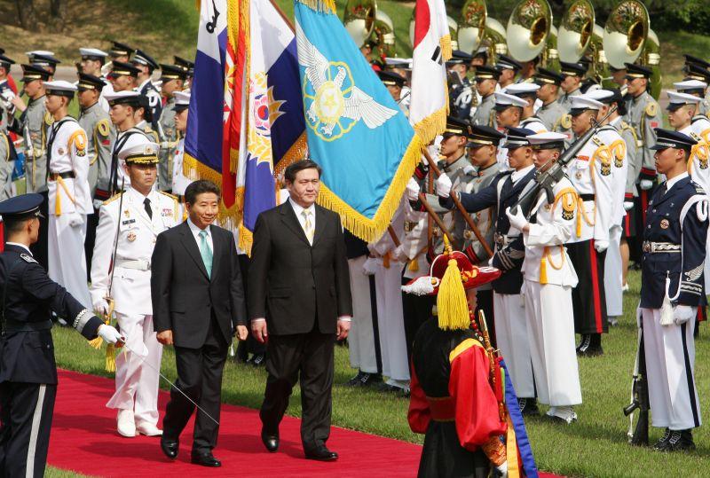 [공식환영식에서 의장대를 사열하는 남바린 엥흐바야르 몽골 대통령과 노무현 대통령]