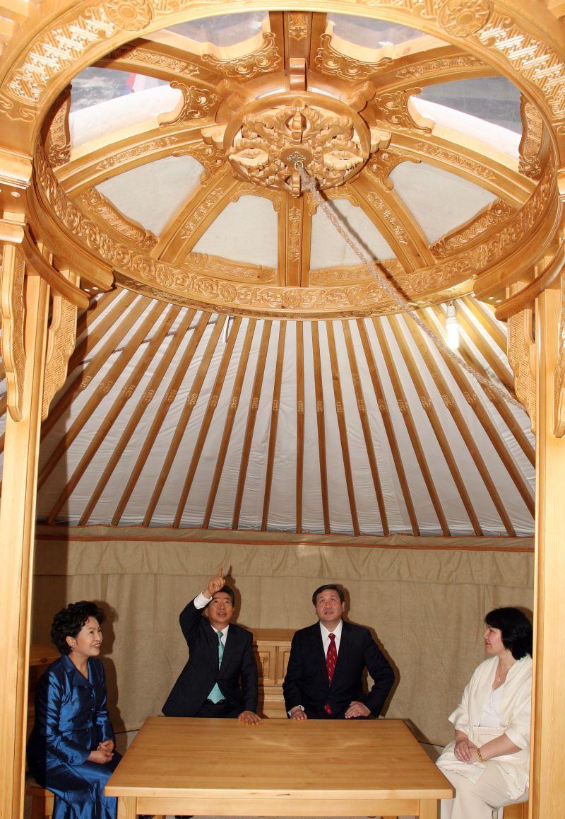 [청와대 영빈관 앞에 세워진 몽골의 전통가옥을 살펴보는 노무현 대통령 내외]