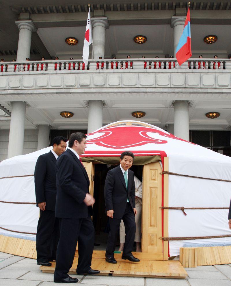 [청와대 영빈관 앞에 세워진 몽골의 전통가옥에서 나오는 노무현 대통령]