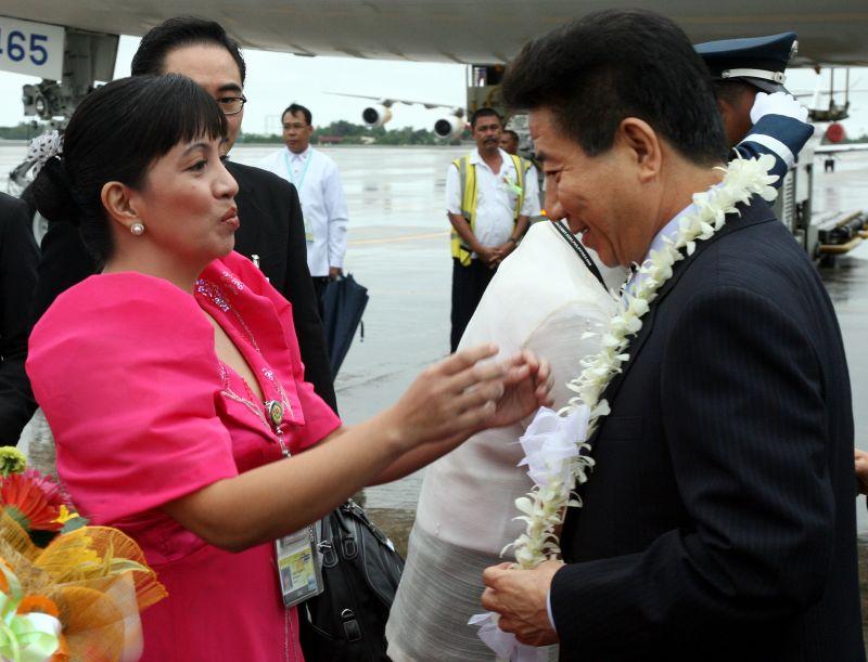 [ASEAN+3 정상회의 참석을 위해 필리핀 막탄 세부국제공항에 도착해 꽃목걸이를 받는 노무현 대통령]