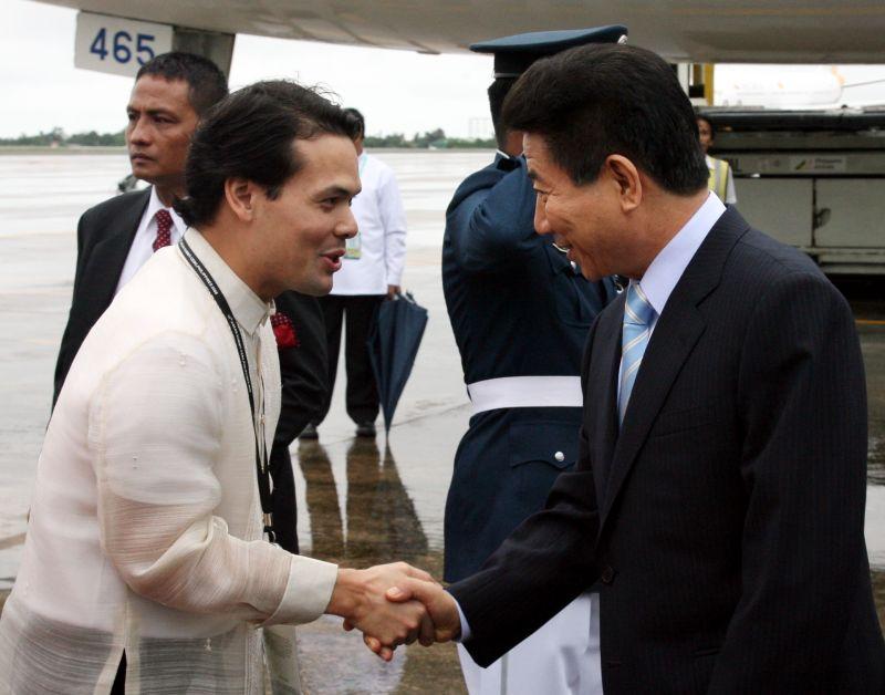 [ASEAN+3 정상회의 참석을 위해 필리핀 막탄 세부국제공항에 도착해 환영인사들과 악수하는 노무현 대통령]