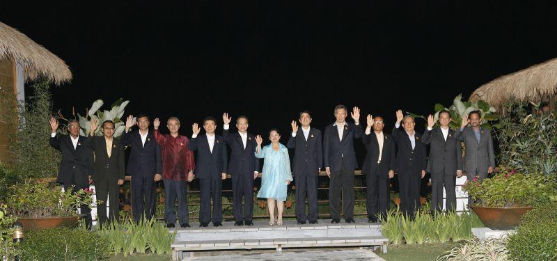 [ASEAN+3 정상회의에 앞서 기념촬영하는 각국 정상들과 노무현 대통령]