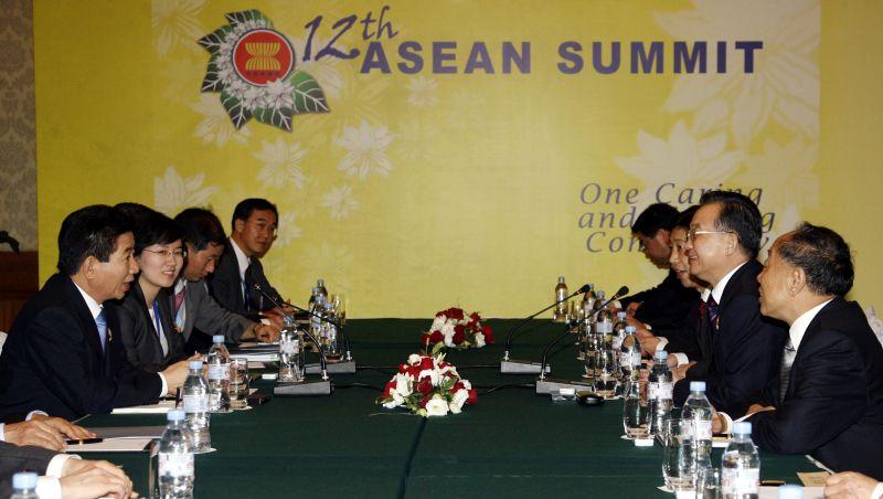 [ASEAN+3 정상회의 참석차 필리핀 방문 중 원자바오 중국총리와 면담하는 노무현 대통령]