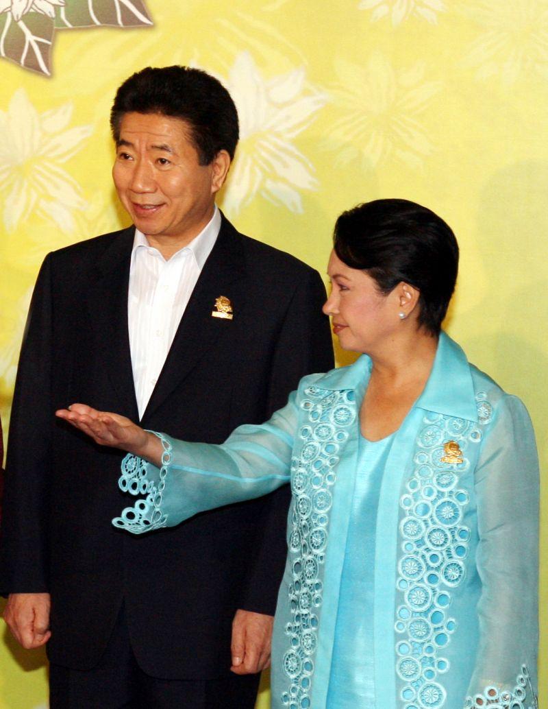 [한.ASEAN+3 정상회의에서 글로리아 아로요 필리핀 대통령의 안내를 받는 노무현 대통령]