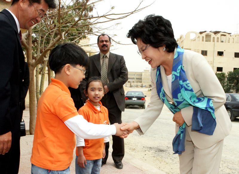 [이집트 국빈 방문 중 카이로한국학교를 방문해 환영하는 학생들과 인사하는 권양숙 여사]