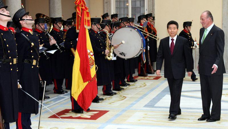[스페인 공식환영식에서 의장대를 사열하는 카를로스 국왕과 노무현 대통령]