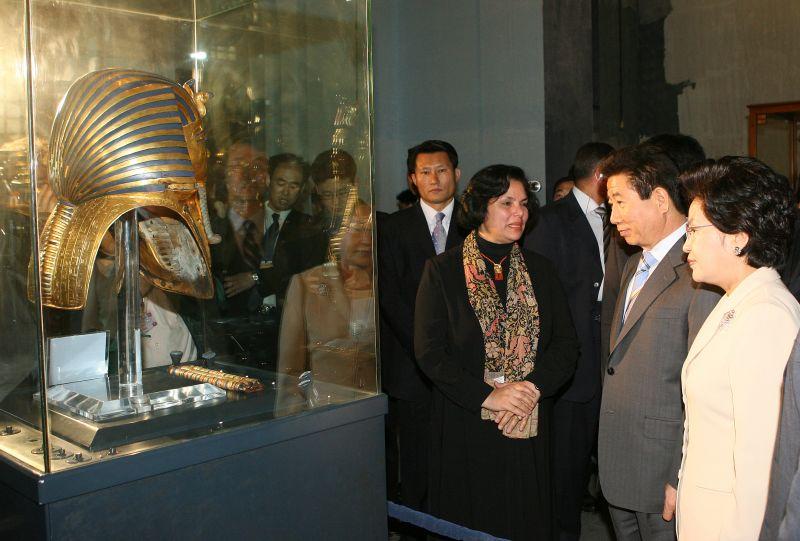 [이집트 국립중앙박물관에서 투탕카멘 왕의 가면을 관람하는 노무현 대통령 내외]