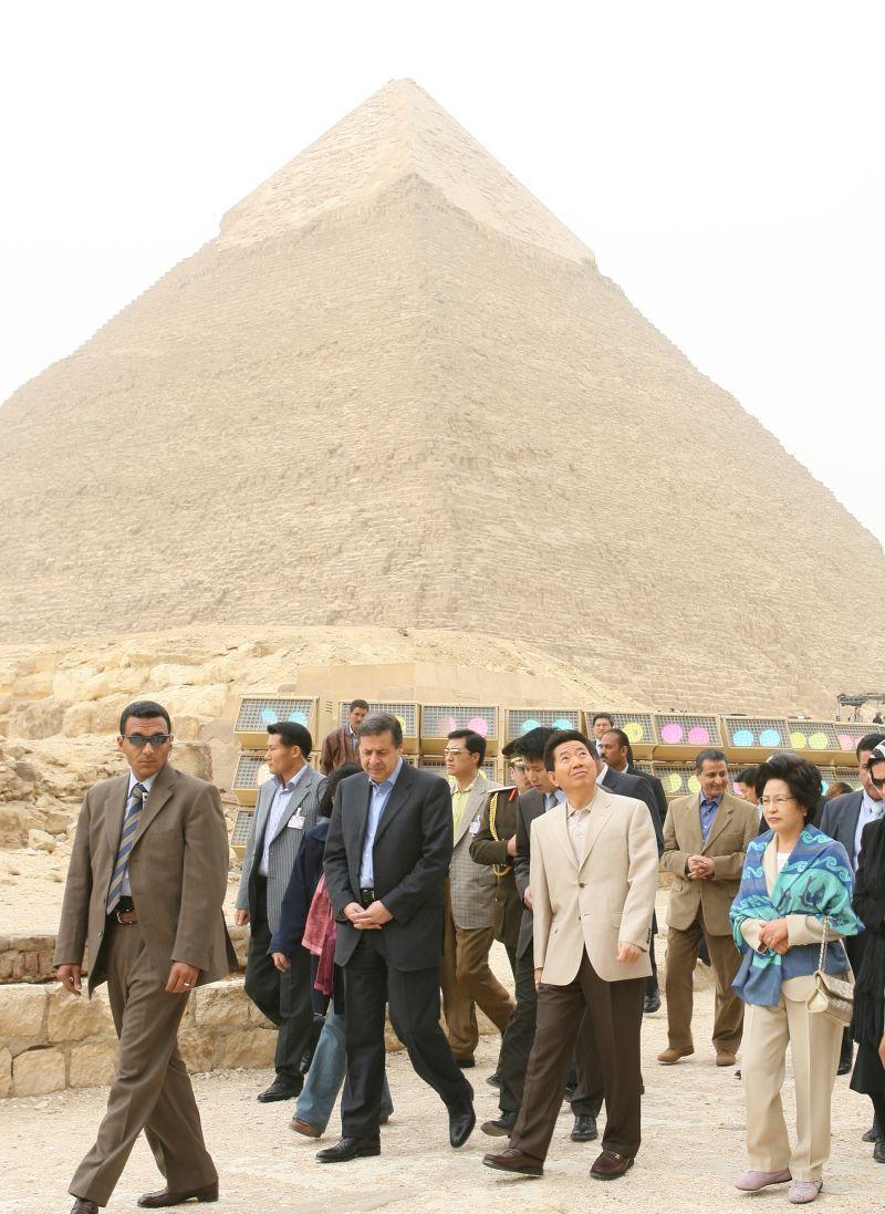 [이집트 카이로 기자지역의 문화유적지에서 피라미드 앞을 지나는 노무현 대통령 내외]