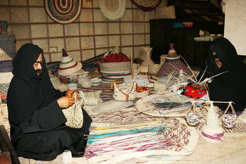 [아랍에미리트 UAE 국빈 방문 중 여성 유니온을 방문해 전통공예를 관람하는 권양숙 여사]