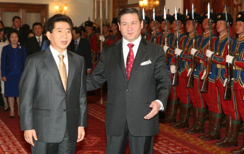 [몽골 공식환영식에서 의장대를 사열하는 남바린 엥흐바야르 대통령과 노무현 대통령]