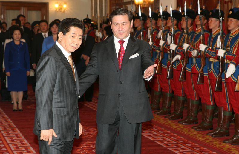 [몽골 공식환영식에서 의장대를 사열하는 남바린 엥흐바야르 대통령과 노무현 대통령]