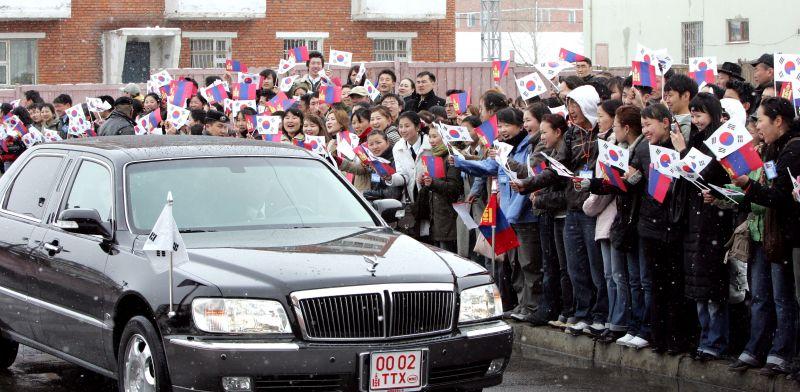 [몽골 울란바타르 대학교에 도착한 노무현 대통령 내외를 환영하는 학생들]