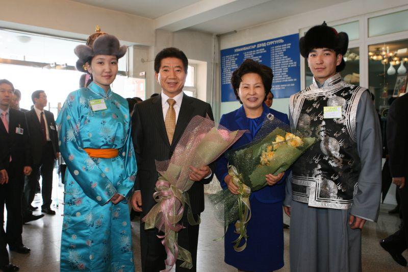 [몽골 울란바타르 대학교를 방문해 학생대표에게 환영 꽃다발을 받는 노무현 대통령 내외]