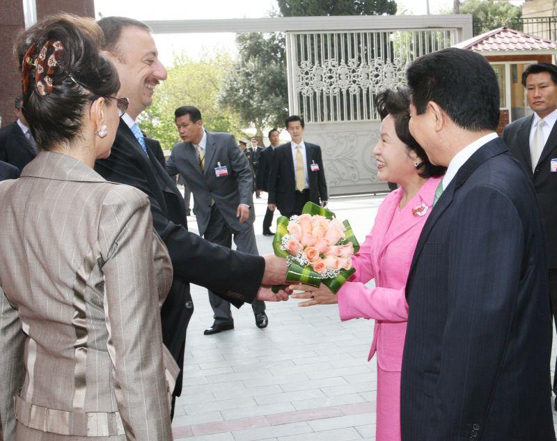 [일함 알리예프 아제르바이잔 대통령에게 꽃다발을 받는 권양숙 여사]