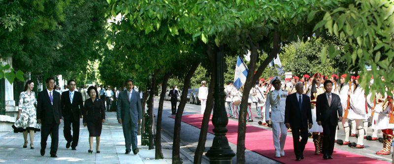 [그리스 공식환송식에서 의장대를 사열하는 카를로스 파풀리아스 대통령과 노무현 대통령]
