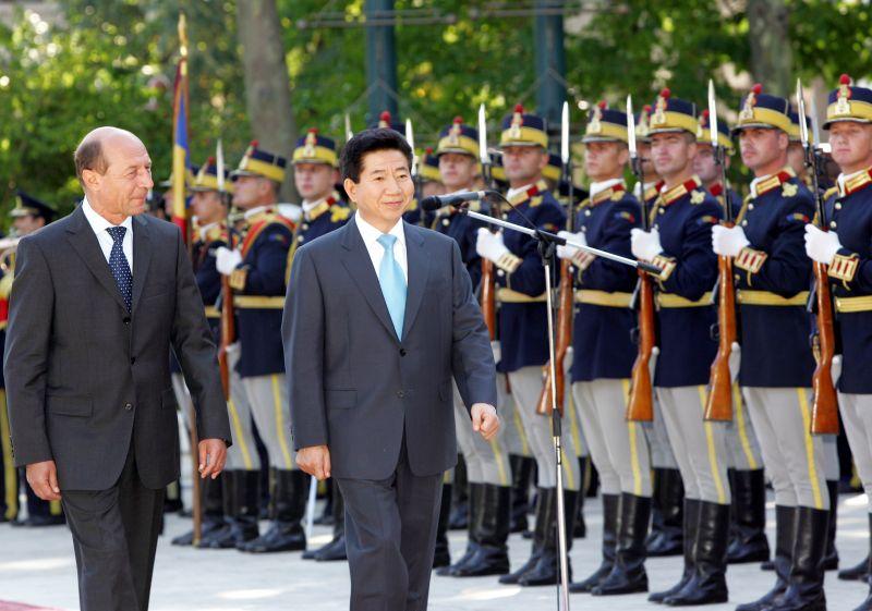 [루마니아 공식환영식에서 의장대를 사열하는 트라이안 바세스쿠 대통령과 노무현 대통령]