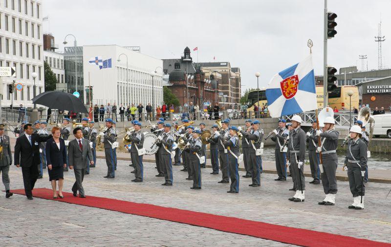 [핀란드 공식환영식에서 타르야 할로넨 대통령과 의장대를 사열하는 노무현 대통령]