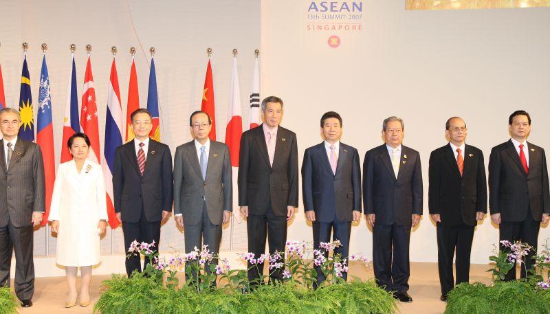 [싱가포르 국빈 방문 중 ASEAN+3 정상회의에서 각국 정상들과 기념촬영하는 노무현 대통령]